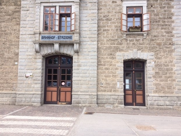 Eingang der Lebensmittelausgabestelle des Vereins OLGA in Toblach